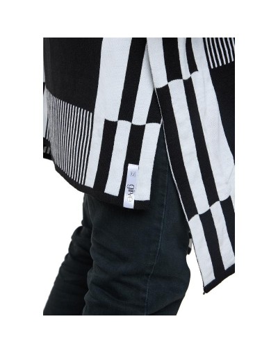 OMA873U01 Ruana Taylor Color Negro Marfil Talla Unica