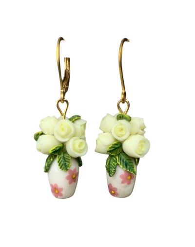 Aretes mini jarrones con rosas crema