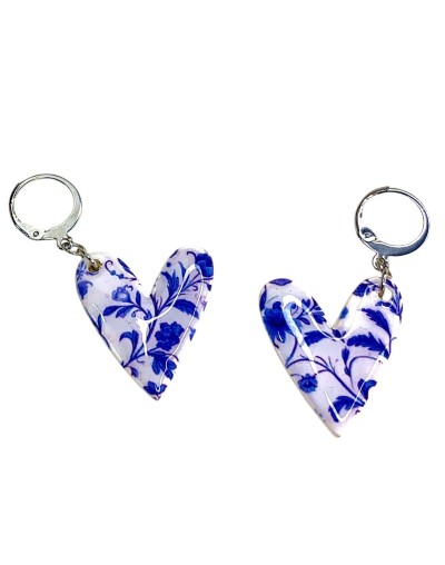 Corazones blancos con estampado azul