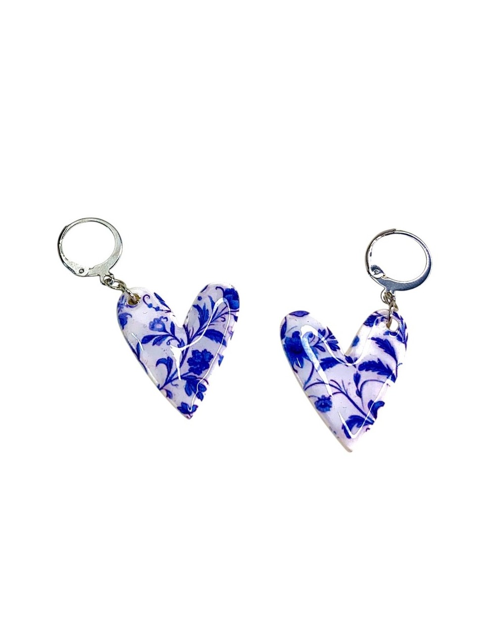 Corazones blancos con estampado azul