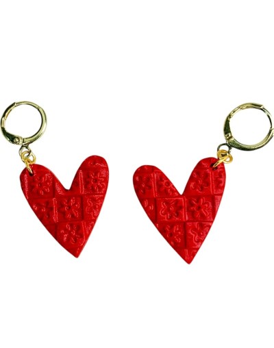 Aretes de corazón con relieve de flores