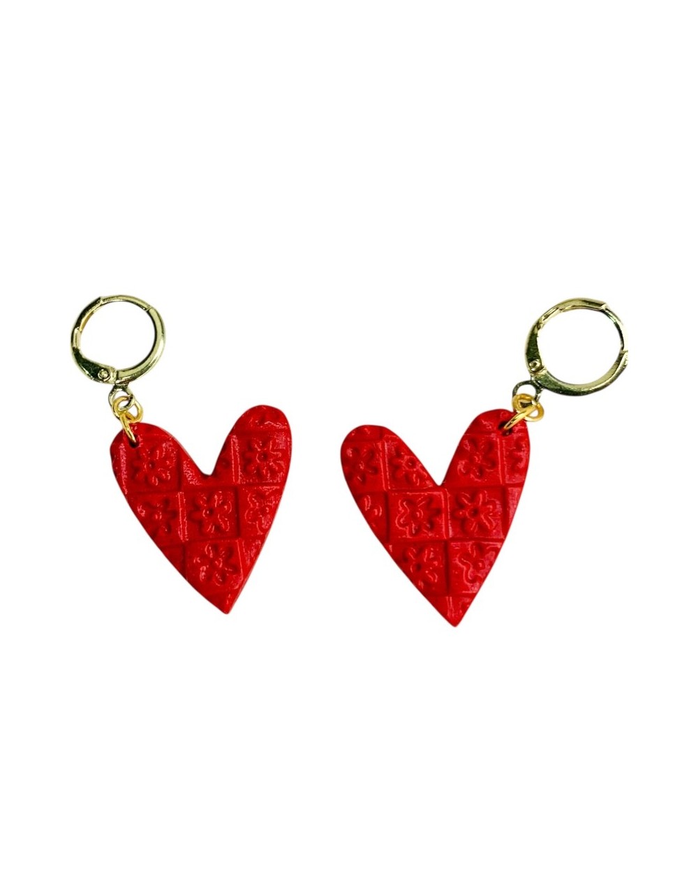 Aretes de corazón con relieve de flores