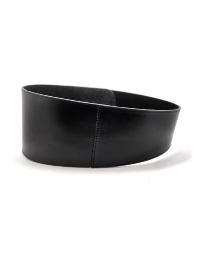 Fajon ancho liso en cuero color negro con hebilla dorada